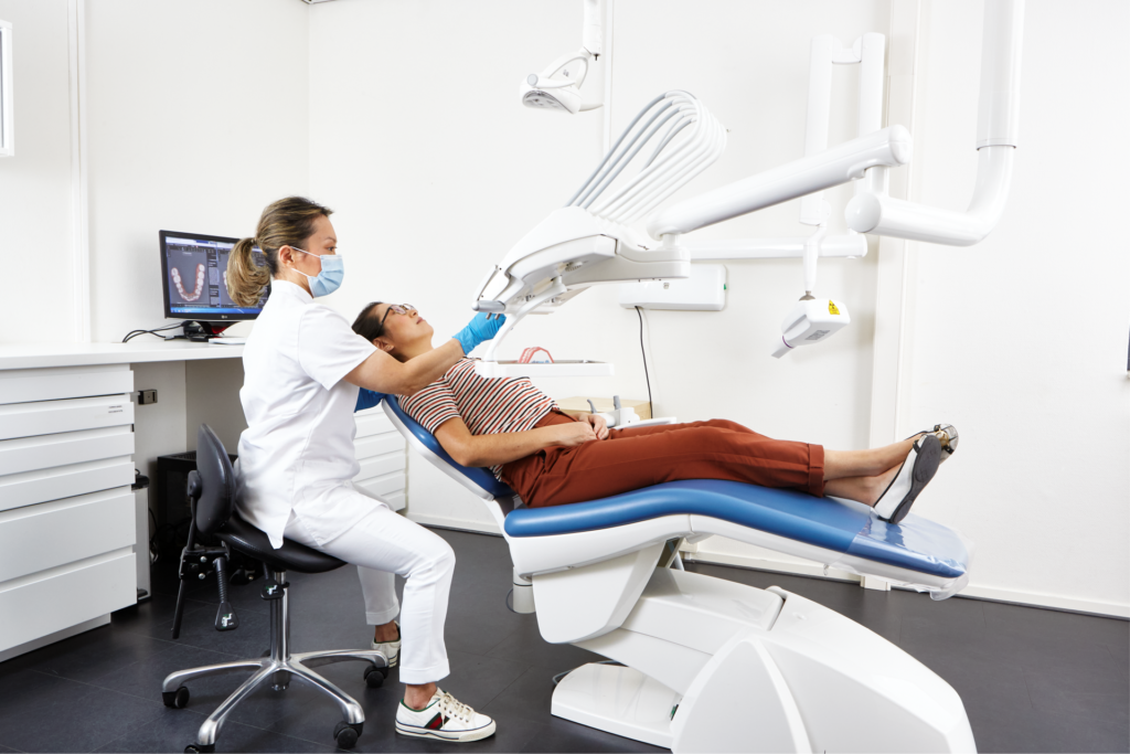 Sandra, orthodontist bij Ortho Noord, helpt met een orthodontie beugelbehandeling en het uitvoeren van orthodontische zorg voor een stralende glimlach