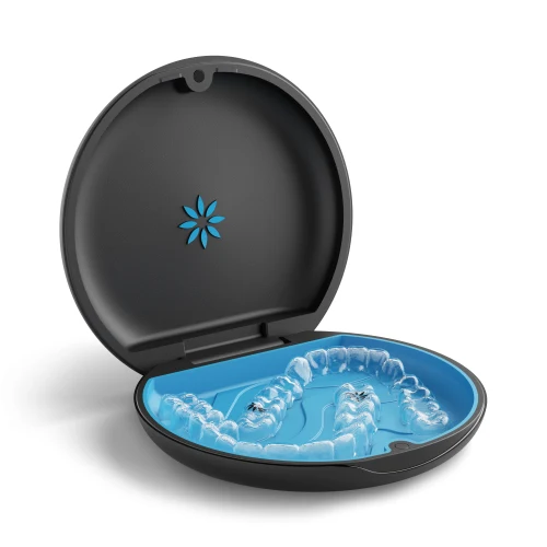 Invisalign bakje, Ortho Noord Assen, doorzichtige retainer in een blauw doosje orthodontie behandeling | Assen